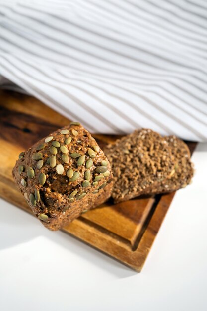 Heerlijk vers brood ligt op de ontbijttafel op een witte tafel