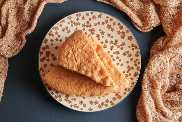 Heerlijk vers gebakken biscuitgebak op een bord. bovenaanzicht