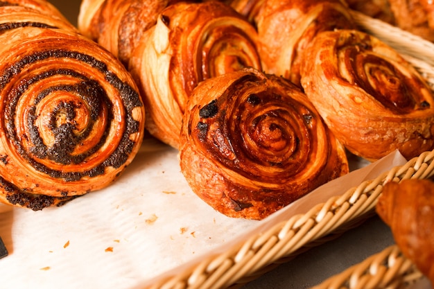 Heerlijk vers gebakken gebak in een patisserie.