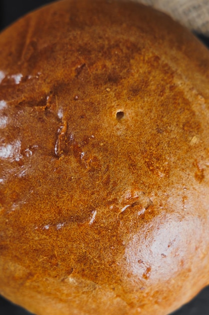 Heerlijk versgebakken zelfgebakken brood Roggegebak Bloembakkerijproducten