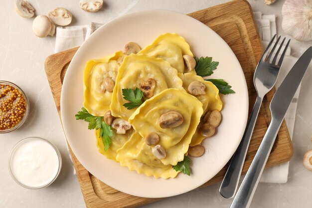 Heerlijk voedselconcept met ravioli op getextureerde tafel