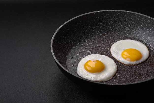 Heerlijk voedzaam Engels ontbijt met gebakken eieren en tomaten