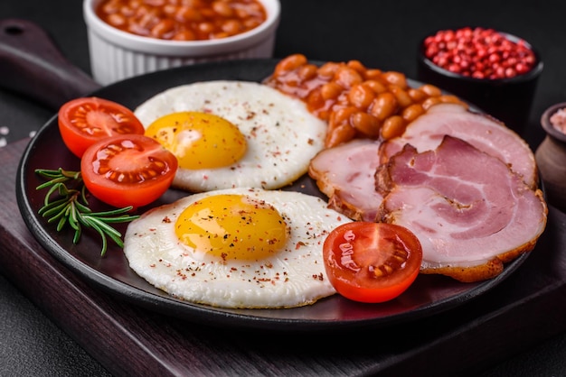 Heerlijk voedzaam Engels ontbijt met gebakken eieren en tomaten