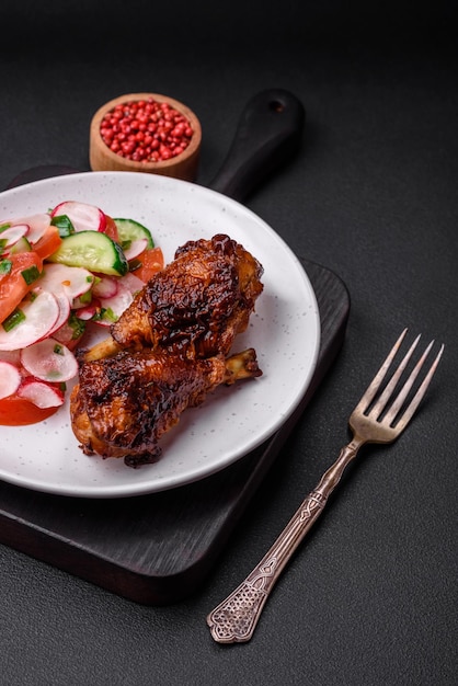 Heerlijk voedzaam gerecht bestaande uit gegrilde kippenpoten met een salade