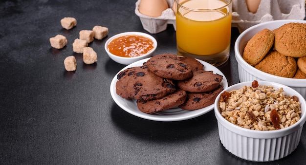 Heerlijk voedzaam gezond ontbijt met granola eitjes haverkoekjes melk en jam Gezond eten aan het begin van de dag