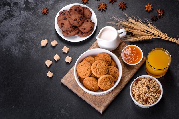 Heerlijk voedzaam gezond ontbijt met granola eitjes haverkoekjes melk en jam Gezond eten aan het begin van de dag