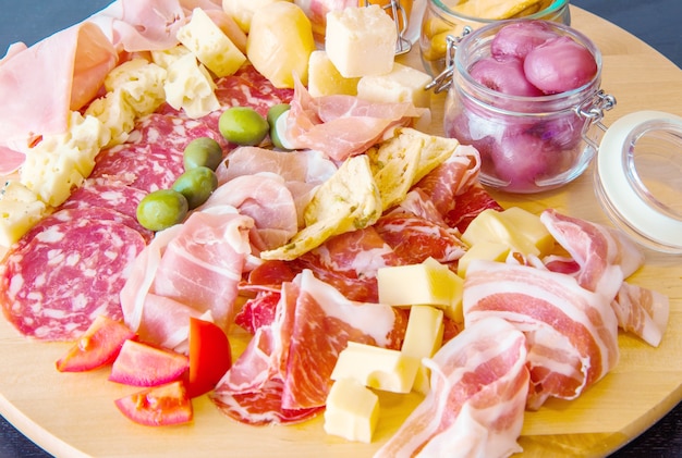 Heerlijk voorgerecht met gemengde salami,ham en kaas