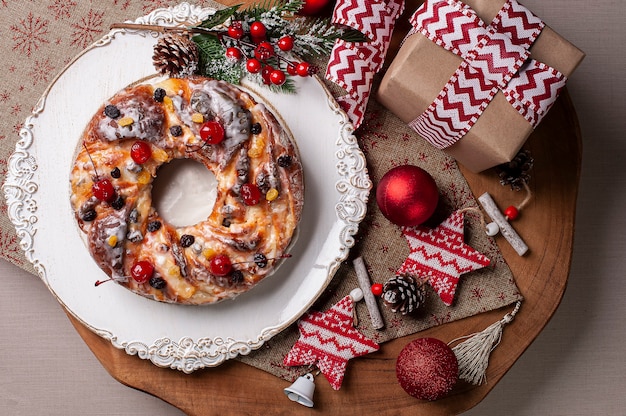 Foto heerlijk zelfgemaakt kerstbrood met fruit en noten