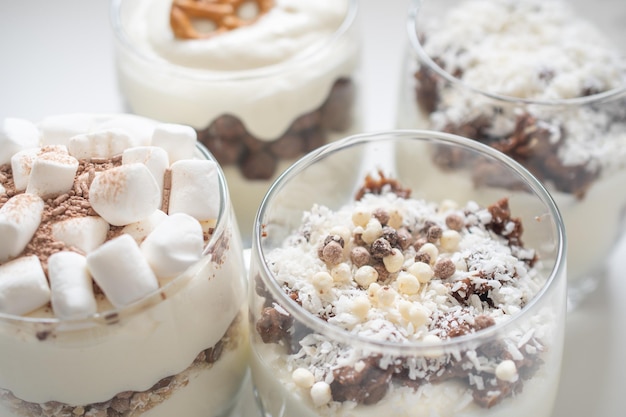 Heerlijk zoet dessert met room in een glas op een lichte achtergrond een mooi ontbijt