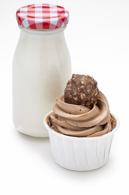 Heerlijk zoet ontbijt met melk en chocolade cupcake. Kopieer ruimte. Geïsoleerd.