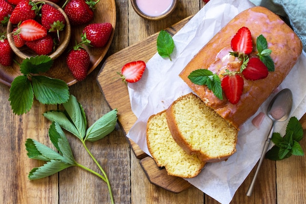 Heerlijk zomers dessert aardbeientaart met aardbeiensuikerglazuur, zoete aardbeienverjaardagstaart