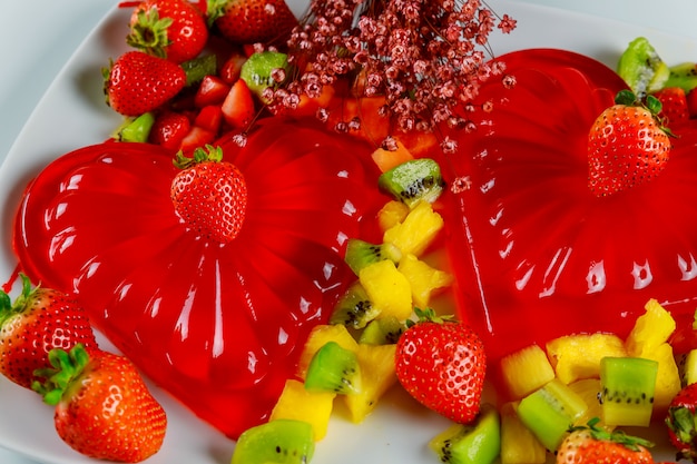 Heerlijke aardbei gelatine dessert hartvorm met bloemen voor paar