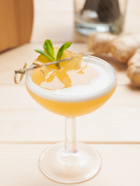 Heerlijke alcoholische cocktail met gember en muntblad