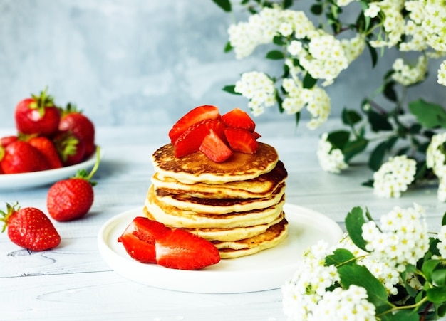 Heerlijke Amerikaanse pannenkoeken met zoete aardbeien ontbijttijd concept