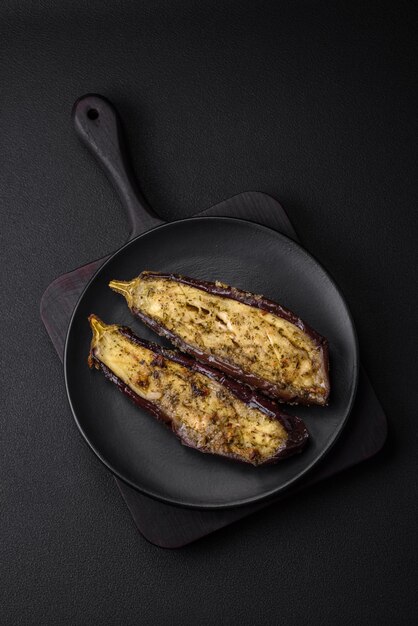 Heerlijke aubergine in twee helften gesneden gebakken met zoutkruiden en kruiden