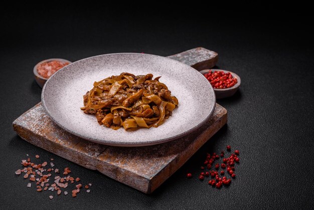 Heerlijke aziatische udonschotel met groenten, champignons, zout en kruiden