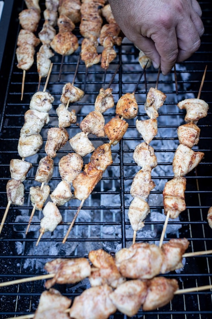 Heerlijke barbecue bereiden met verschillende soorten vlees en groenten