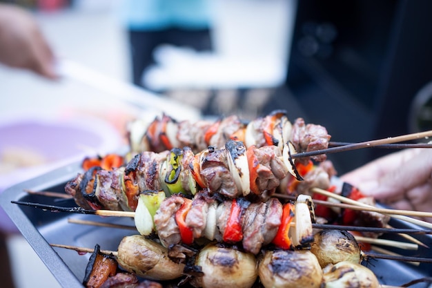 Heerlijke barbecue bereiden met verschillende soorten vlees en groenten