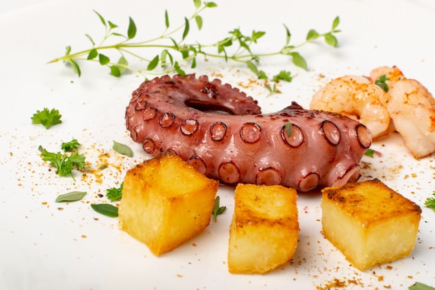 Heerlijke barbecue zeevruchtenschotel met octopus en greens