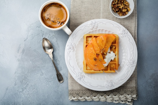 Heerlijke Belgische wafels met gekarameliseerd fruit