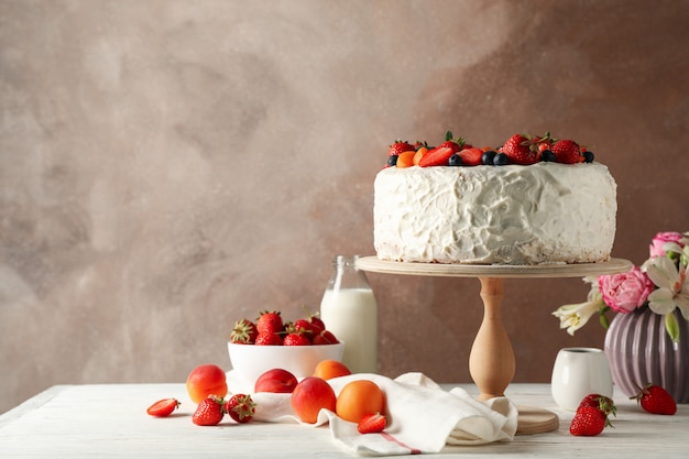 heerlijke berry cream cake op witte houten tafel