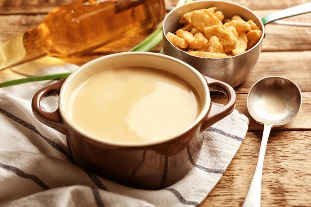 Heerlijke bierkaassoep met croutons op tafel