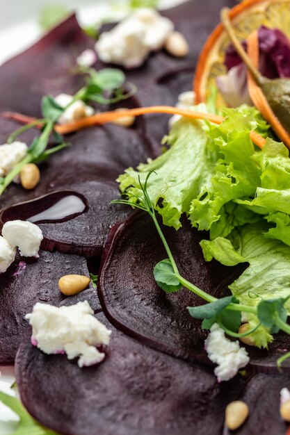 Heerlijke bietencarpaccio met feta, verticale afbeelding. bovenaanzicht.