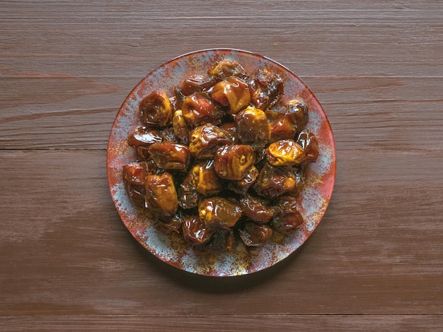 Heerlijke biologische zoete dadels in kom met siroop. iftar-datums.