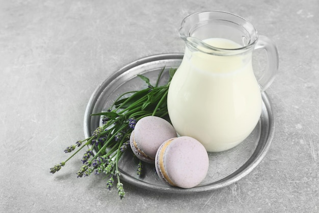 Heerlijke bitterkoekjes melk en lavendel op tafel