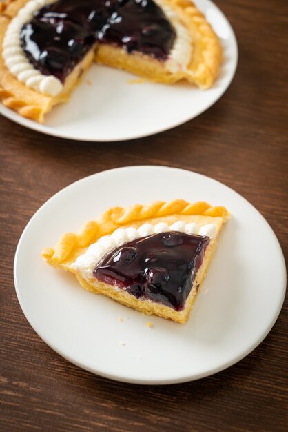 Heerlijke Blueberry Cheese Pie op witte plaat