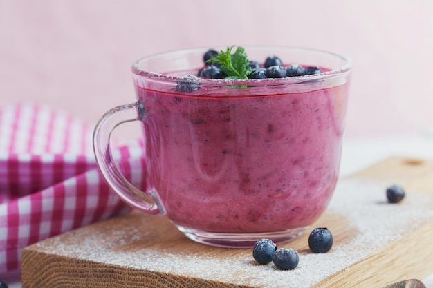 Heerlijke bosbessensmoothie met verse bessen