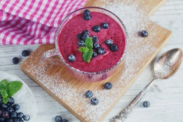 Heerlijke bosbessensmoothie met verse bessen