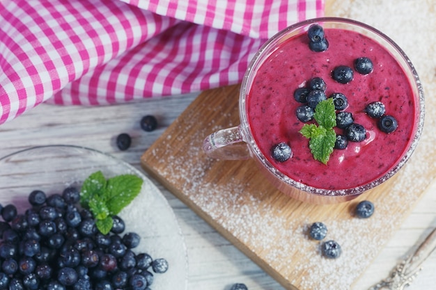 Heerlijke bosbessensmoothie met verse bessen