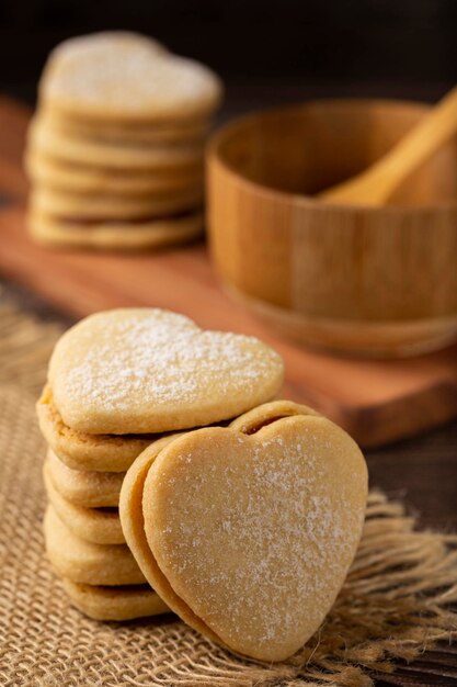 Heerlijke boterkoekjes gevuld met guavepasta