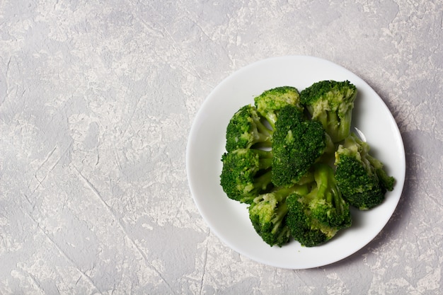 Heerlijke broccoli op een witte plaat achtergrond