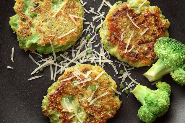 Heerlijke broccoli pannenkoeken op plaat close-up