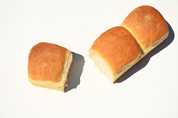 Foto heerlijke broden van vers gebakken volkoren brood geïsoleerd op een witte achtergrond met kopie ruimte voor reclametekst