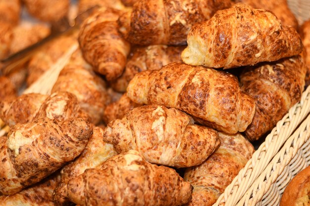 Heerlijke broodjes, croissants, gebak en brood in de mand