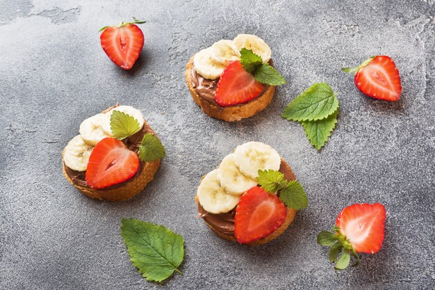 Heerlijke broodjes met chocolade-nougat, aardbei en banaan.