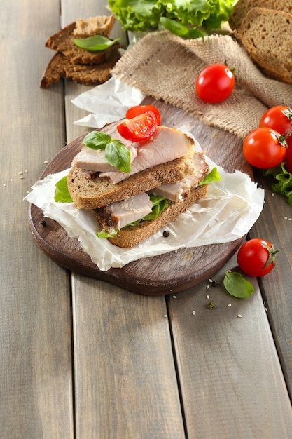 Heerlijke broodjes met meet op tafel