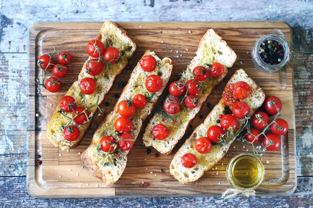 Heerlijke bruschetta met cherrytomaatjes en olijfolie