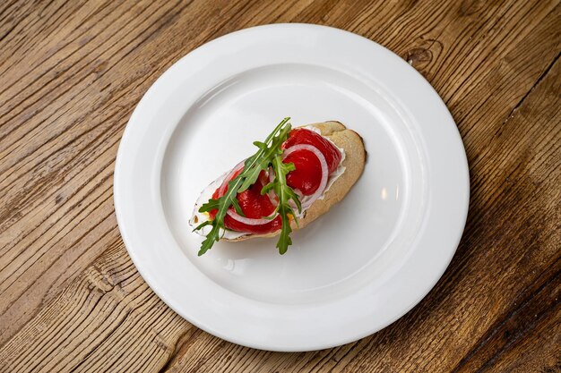 heerlijke bruschetta met gebakken peper en kaas