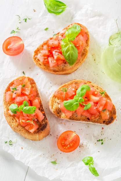 Heerlijke bruschetta met tomaat en basilicum als tussendoortje