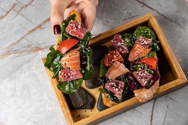 heerlijke bruschetta met tonijn en zalm