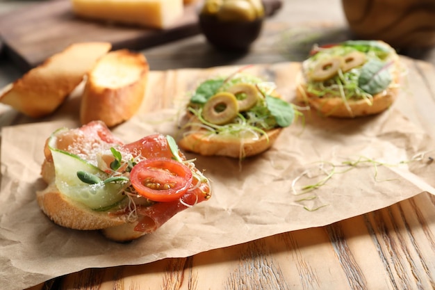 Heerlijke bruschetta's met prosciutto geserveerd op een houten bord