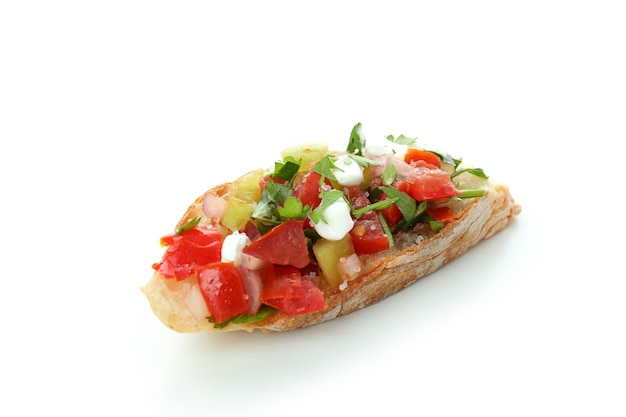 Heerlijke bruschetta snack geïsoleerd op witte achtergrond