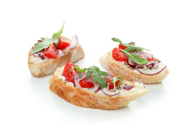 Heerlijke bruschetta snack geïsoleerd op witte achtergrond