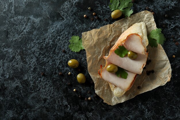 Heerlijke bruschetta-snack op zwarte rokerige achtergrond