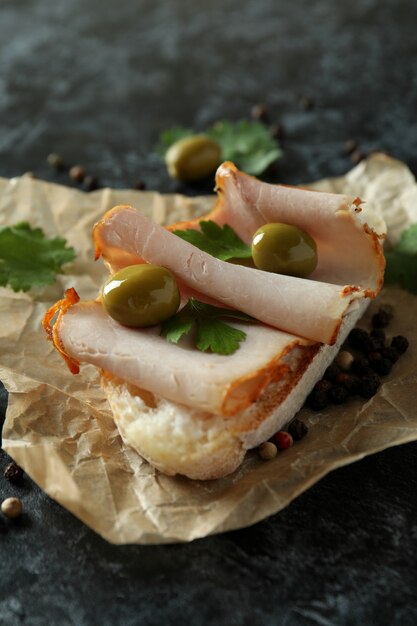 Heerlijke bruschetta-snack op zwarte rokerige achtergrond