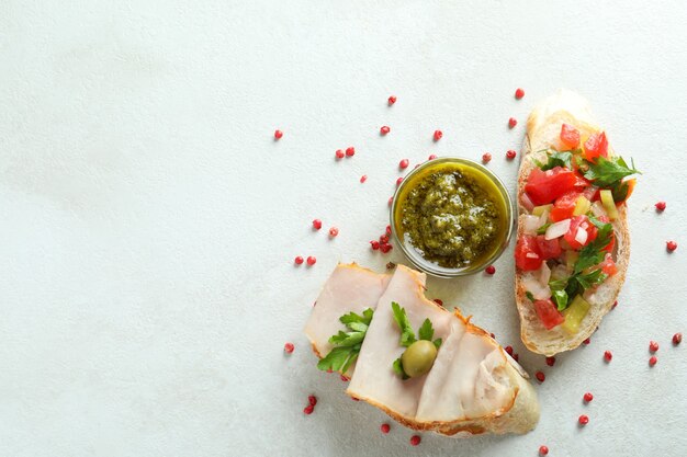 Heerlijke bruschetta-snacks op witte gestructureerde achtergrond